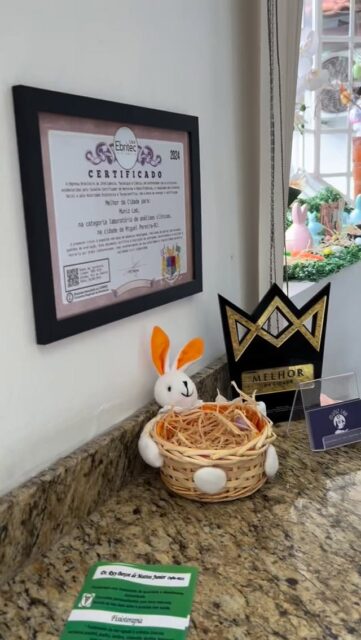 Entre o doce dos ovinhos 🪺 e a delicadeza dos coelhinhos 🐰, existe o verdadeiro significado da Páscoa ✨Aqui na Clínica Dr. Muniz, celebramos com carinho cada detalhe: a alegria que acolhe, mas também a fé que nos guia.
A cruz, o pão e o vinho nos lembram do amor, da entrega e da renovação que essa data representa 🙏🏼Como costume, essa semana será de celebração com aquele café caprichado para nossos clientes. Venham fazer seus exames!!! ☕️🥖🍰🪺🍫Que a sua Semana Santa e sua Páscoa sejam repletas de paz, esperança e recomeços. 💛#Páscoa  #SemanaSanta #Gratidão #ClínicaDrMuniz Munizlab CuidadoComAmor